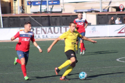 El local Genís persegueix un jugador de l’EFAC Almacelles, que juga la pilota a prop del centre del camp.
