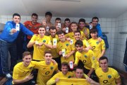 Els jugadors del Lleida B i el tècnic, Gerard Albadalejo, posen amb una foto de Marc Resa, al qual van dedicar el triomf.