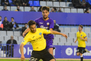 Carlos Doncel aguanta el balón ante la entrada de un rival, en una acción del partido de ayer.