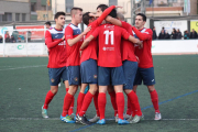Algunos de los jugadores del Balaguer celebran uno de los goles de ayer formando una piña en el centro del campo. 