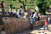 Reconstrucción de paredes en Vallbona de les Monges con los Amics de l’Arquitectura Popular. 