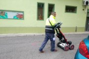 Un operari inspeccionat la ubicació i l’estat de les canonades, al passatge Santa Isabel.