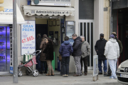 Colas ayer por la mañana frente a la administración número 6 de Lleida, situada en la calle Balmes.