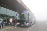 Los viajeros del vuelo a Palma, trasladados ayer en buses al aeropuerto de Barcelona.