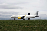 Despegue del avión de Vueling ayer en la pista de Alguaire, con la terminal al fondo.