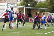 La defensa del Tàrrega mira d’allunyar el perill de la seua porteria durant una acció del partit.