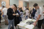 Les famílies consulten en una llista preparada per l’Ampa si els llibres serveixen per al curs vinent.