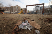 Imatge d’arxiu de restes de ‘botellón’ en un parc de Lleida.