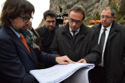 El conseller Rull, davant del projecte del túnel amb el secretari de Mobilitat i l’alcalde de la Seu.