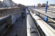 Trenes de alta velocidad parados por la tarde en la estación de Lleida por un incendio en Tarragona.