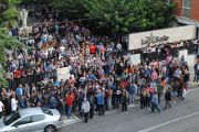 Centenares de personas, esperando en el colegio La Salle. 