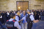 Los Mossos se personaron a primera hora delante de la Paeria de Cervera. 