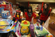 Voluntarias preparan, ayer, los lotes de regalo en las instalaciones de la institución en Lleida ciudad.