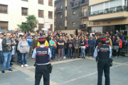 Veïns de la Seu d’Urgell, davant del punt de votació de La Cuina, abans d’iniciar la jornada.