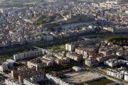 Vista aérea de parte de la ciudad de Lleida, con la Seu Vella al fondo.