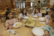 Una alumna del colegio Sant Jordi sirviéndose pasta en el comedor escolar.