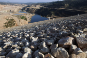 Imagen tomada desde la cota de coronación de la presa donde se ven las aguas en el lecho del embalse.