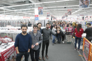 Els Amics de les Arts firmaron discos ayer en el Media Markt de Lleida ante más de un centenar de fans.