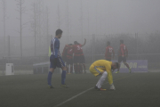 Els jugadors de l’EFAC Almacelles celebren al fons un dels gols davant de la impotència d’un jugador i el porter visitant. 