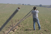 L’agricultor de Castelló a la finca de cereal en la qual s’han sostret els 1.500 aspersors.