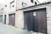 Así quedaron las puertas del almacén y, a la izquierda, la otra puerta que resultó afectada. 