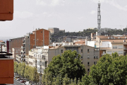 Imatge de l’antena de Telefónica al costat de la rambla d’Aragó.