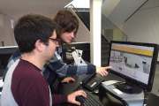 El creador de la nueva web de la biblioteca de Solsona, Jose Alonso, con la directora, Ester Barniol.