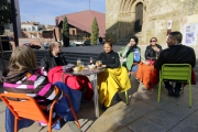 Una terraza de Zona Alta, con estufas y Mantas