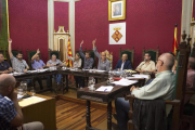 Un momento de las votaciones en el pleno de ayer en Cervera.