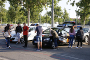 Alumnes i professors d'autoescoles aquest divendres al pàrquing del Camp d'Esports de Lleida.