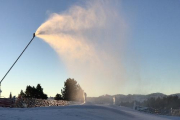 La producció de neu artificial ha arribat aquest mes també a Lles de Cerdanya, tercera estació de nòrdic dotada d’un canó de neu.