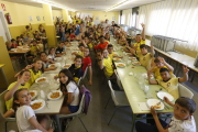 Alumnes del col·legi Frederic Godàs, ahir al menjador escolar.