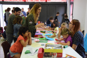 Els alumnes van passar el matí en tallers que l’Ampa va organitzar a la sala d’actes de l’ajuntament.