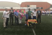 El capitán del Real Zaragoza en el momento de recoger el trofeo.