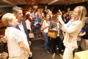 Xandri, a la dreta, fotografia Albiol al costat d’una de les assistentes al congrés del PP de Lleida.