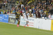 Aythami persigue a Urko Arroyo en una acción del Barakaldo-Lleida del pasado play off.