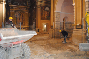 Las máquinas, quitando las antiguas baldosas del templo. 