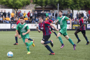 Un jugador del Tàrrega intenta arribar a la pilota en una acció del partit disputat ahir.