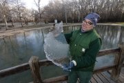 Hielo en el parque de la Mitjana de Lleida. 