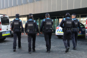 Urbans dirigint-se a la caserna de la Policia Local, al carrer Salmeron.