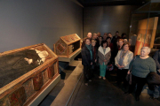 Representantes de las 17 asociaciones de la plataforma de entidades de Lleida, ayer en el Museu junto a diversas piezas de Sigena.