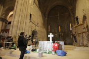 El equipo técnico del cortometraje ‘Condamned’, ayer por la tarde en plena decoración del presbiterio de la Seu Vella para acoger el rodaje.