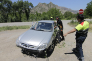 Vista del vehicle implicat ahir en la col·lisió amb un autocar a la C-13 a Camarasa.