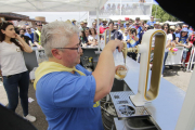 La guanyadora del concurs de tiradors de cervesa.