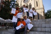 Algunos de los voluntarios leridanos de la campaña, ayer, durante una reunión para preparar la jornada del próximo sábado.