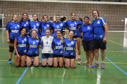 Blanca Bademunt (dorsal 4) i Laura Civit (14) abandonen la pràctica del voleibol per problemes físics.