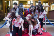 Els carrers del centre de Tàrrega es van omplir ahir de morts vivents en el primer Survival Zombie.