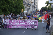 Vista de la cabeza de la manifestación que recorrió ayer el centro de Lleida en la movilización descentralizada del Día de la Lucha por la liberación LGTBI. 