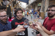 Un grupo de amigos ayer por la tarde degustando vinos en la calle Major de Cervera.