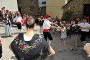 Pasacalles de danza y música, ayer en Esterri d’Àneu con el Esbart Marboleny y el grupo Verd e Blu.